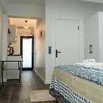 Port Hotel *